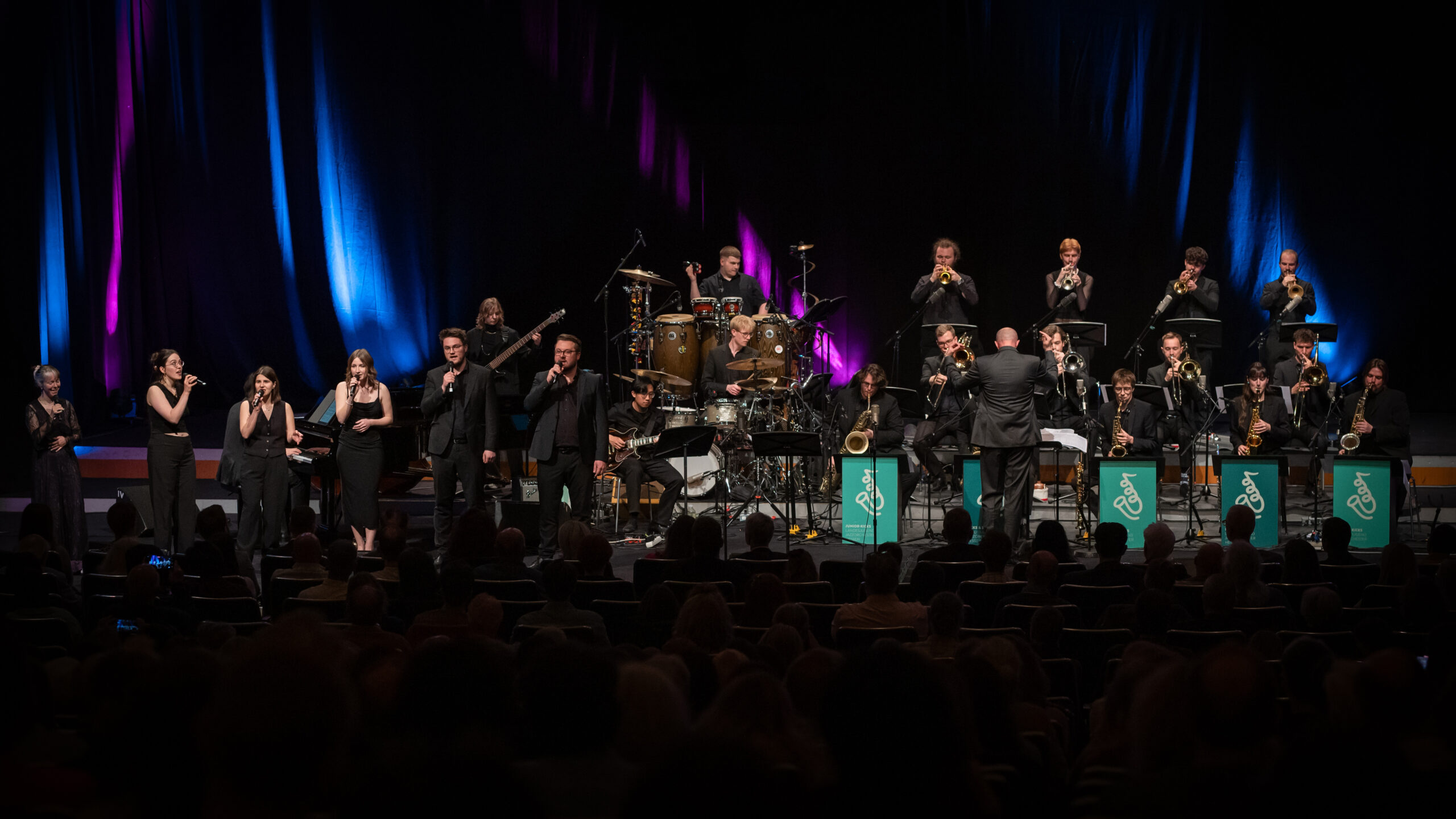 Kicks & Sticks Bigband mit den Kicks & Sticks Voices und Bandleader Ed Partyka im hr-Sendesaal in Frankfurt