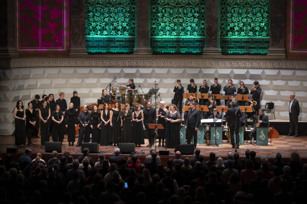 Die Bigband Kicks & Sticks und das Vokalensemble Kicks-Voices sind auf der Bühne des Kurhauses Wiesbaden zu sehen.